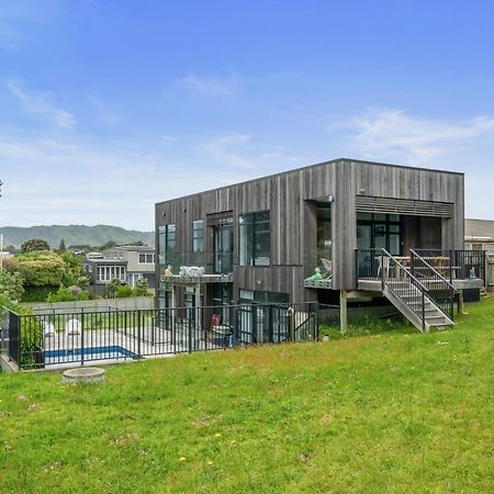 Sun And Serenity - Waikanae Beach Holiday Home Exterior photo